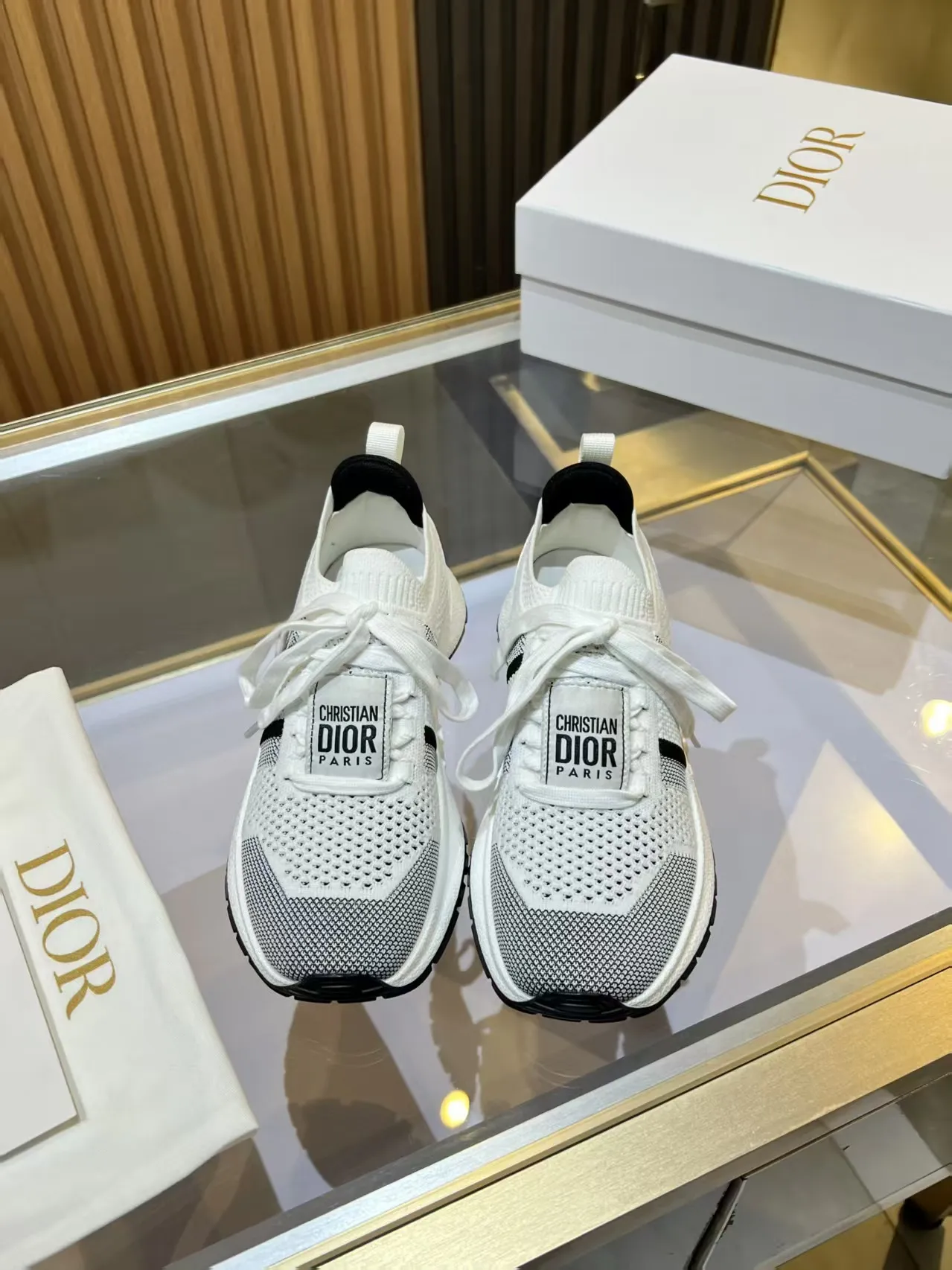 👟👟Ex-factory price 460👟👟 DIOR CHRONO Dior's new high-version, casual, business, all-in-one sports shoes. Simple and super versatile. The upper is equipped with a Logo cloth label. The upper is perfect and luxurious, and can be matched with any spring, summer, autumn and winter clothing. The upper foot is even more comfortable! The original material is disassembled and reproduced perfectly. The fly-woven upper is breathable and comfortable. The original super lightweight TPU absorbent film anti-slip outsole. Unique. Full of details. Fine workmanship. Worth owning. Equipped with original packaging at the counter. 3 colors available SIZE: 35--40 (41 can be customized)